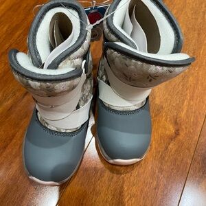 Carter's Gray and White Rain & Snow Boots size 5 kids